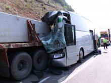 Пътници в катастрофиралия на магистралата автобус ще съдят превозвача "Хеброс бус"