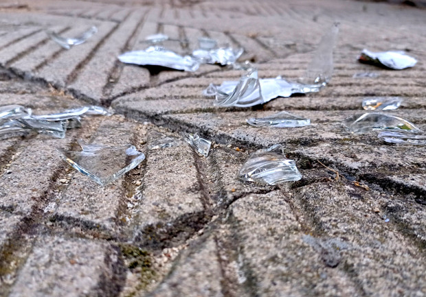 Счупени бутилки и стъклени парчета се търкалят опасно по улиците