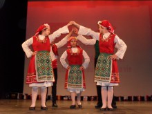 Ученици със специални потребности се представиха с народни танци и изложба в Париж