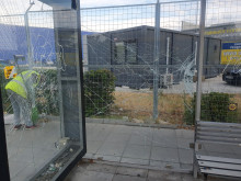 Брутално поломиха спирка в Пловдив