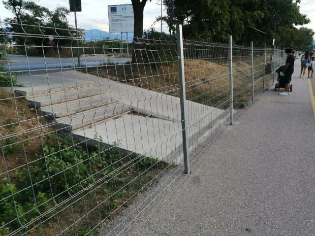 </TD
>Гребният канал в Пловдив е опасан с огради. Във фейсбук