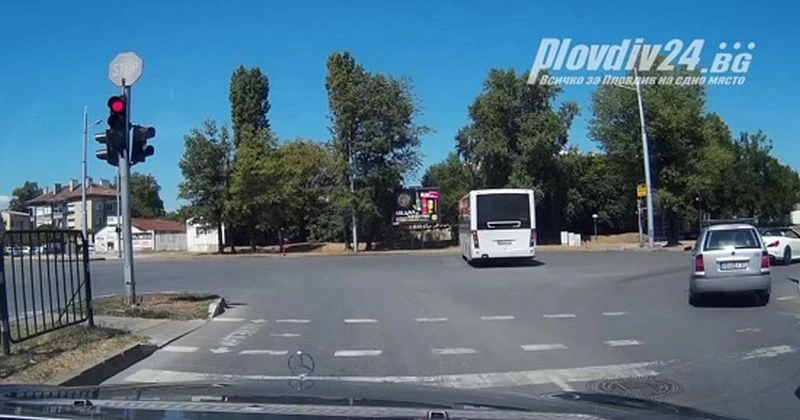 Шофьор на градския транспорт мина на червено и застаната по средата на оживено кръстовище в Пловдив