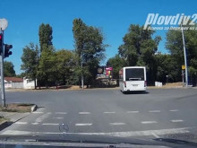 Шофьор на градския транспорт мина на червено и застаната по средата на оживено кръстовище в Пловдив