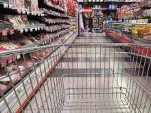 Икономист с плашеща прогноза: Цените в магазините ще паднат, но ще купуваме все по-малко
