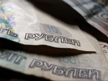 Доларът надхвърли 100 рубли за първи път от март 2022 година