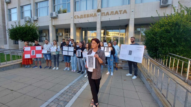 TD Недоволство пред Съдебната палата в Благоевград Родители на 2 момичета