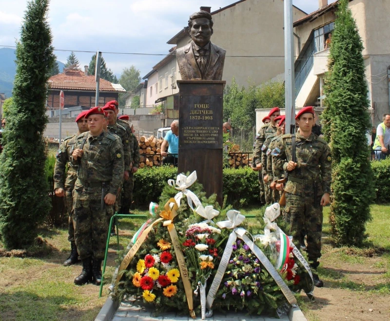 Откриха паметник на Гоце Делчев в Добринище