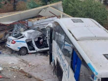 Издигат паметник на пометените от автобуса с мигранти бургаски полицаи