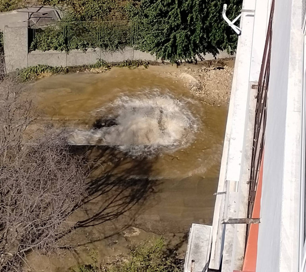 Воден гейзер изригна във Варна. Водната струя е била толкова