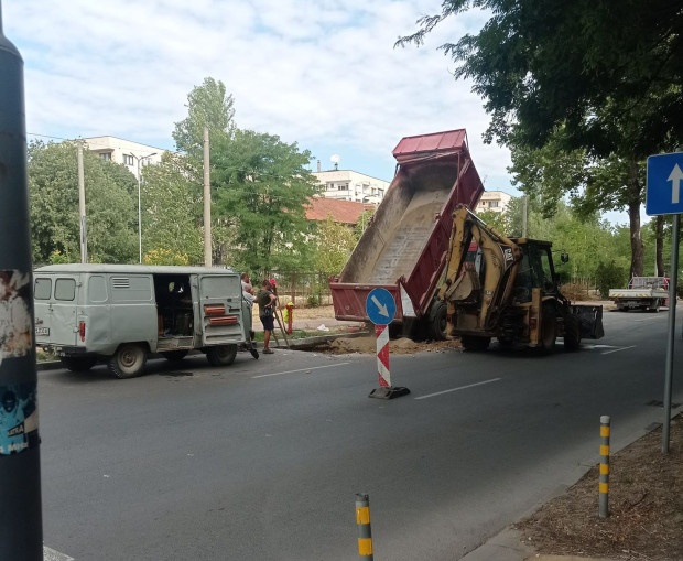 </TD
>Авариен ремонт на спукама тръба на бул. Копривщица принуди техниците