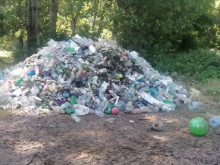 "Реката не е сметище": Извадиха 580 кг пластмаса от река Банщица в Кюстендилско