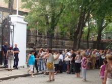 Миряните стигнаха почти до бой в защита на реда си пред църквата