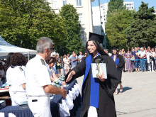 Десислава Вълчева - отличник от Висшето военноморско училище, с награда от кмета Стефан Радев