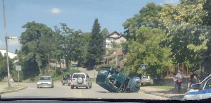 Автомобил се обърна по таван в Габрово