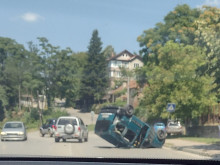 Автомобил се обърна по таван в Габрово