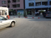 Пловдивчани не могат да паркират пред домовете си, собственик пак пусна бариера