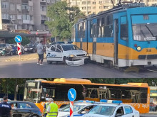 Пореден инцидент на пътя: Патрулка и трамвай катастрофираха в столицата