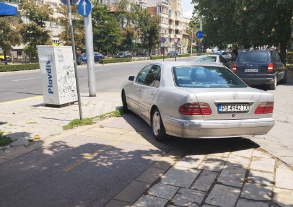 </TD
>Читател на Plovdiv24.bg  изпрати снимки от поредното неправилно и дръзко паркиране