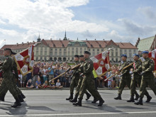 Полша провежда най-големия си военен парад от десетилетия насам