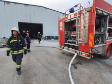 Пожар в пункт за пластмаса, огнеборците на Пловдив за втори път спасяват склада