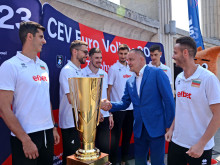 Показаха златната купа на Евроволей 2023 във Варна