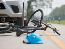 15-годишен не успя да спре колелото си и се заби в автомобил в Плевен