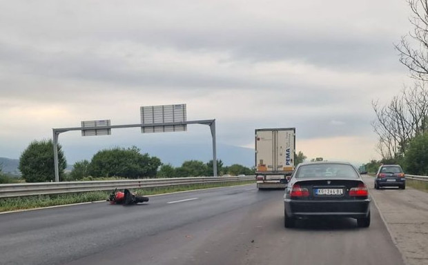 Моторист е катастрофирал на магистрала Тракия в посока София. За това