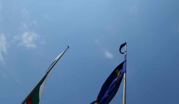Силният вятър разкъса флага на Европейския съюз издигнат на единия