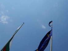 Заради силния вятър: Флагът на ЕС във Варна се разкъса