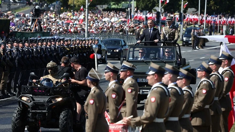 Анджей Дуда поведе най-големия военен парад на Полша от десетилетия