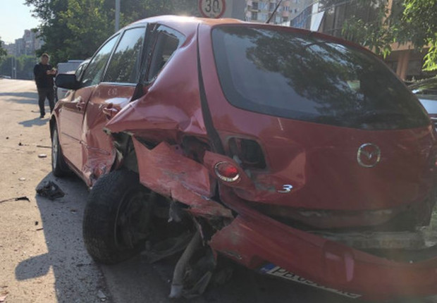 </TD
> 6 паркирани автомобила са със сериозни щети след сблъсък