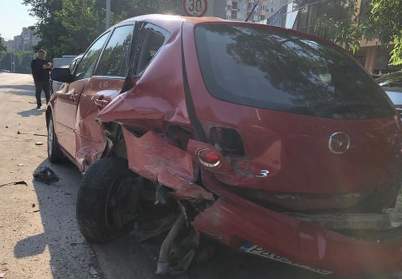 6 паркирани автомобила са помлени рано тази сутрин в Пловдив