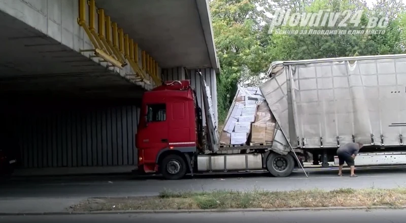 ТИР се заклещи под моста на УХТ в Пловдив