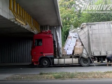 ТИР се заклещи под моста на УХТ в Пловдив
