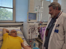 Пациент благодари на диализата в УМБАЛ Бургас за своя юбилей