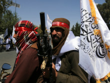 Талибаните отпразнуваха две години на власт в Афганистан пред пустото посолство на САЩ