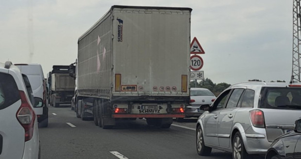 Шофьори масово нарушават правилата използвайки аварийната лента на автомагистрала Тракия