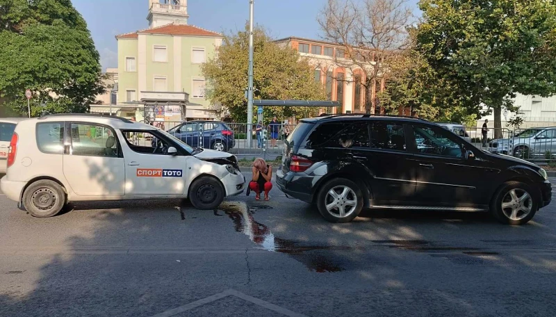 Кола на тотото се заби в джип на оживен булевард в Пловдив