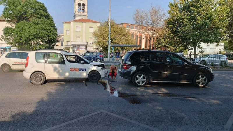 Кола се заби в джип на оживен булевард в Пловдив