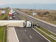 Катастрофа между ТИР и лека кола затвори АМ "Тракия" край Пловдив