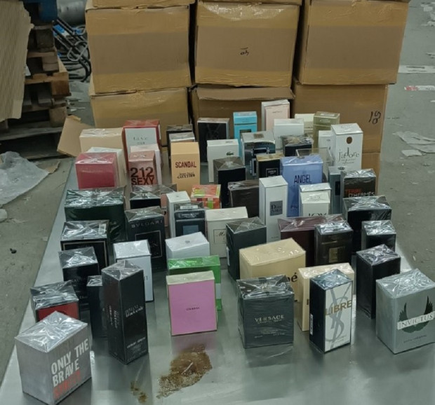 TD Митнически служители от ТД Митница Русе задържаха 3742 маркови парфюма