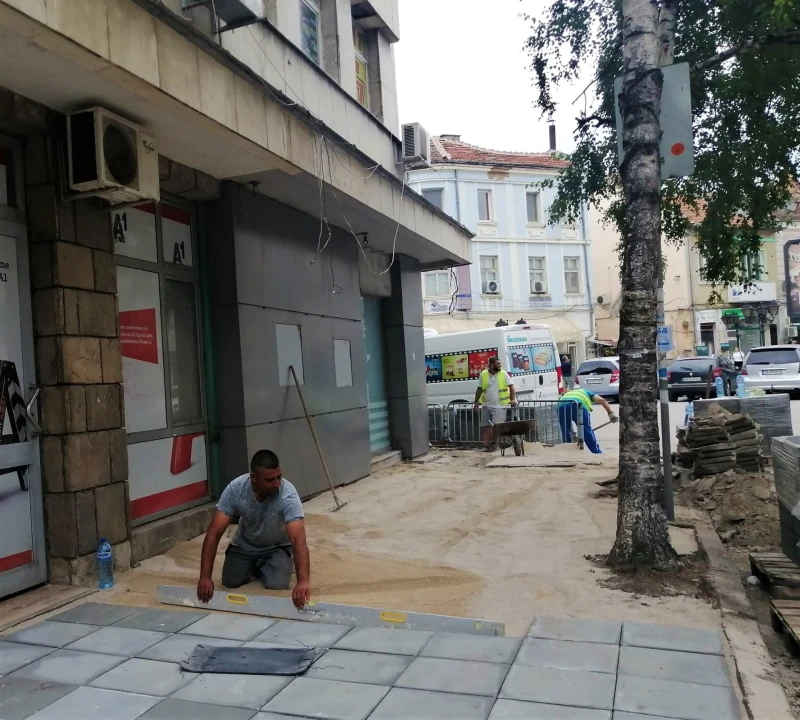 Ремонтират тротоари по натоварени улици във Видин