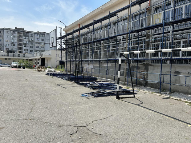 </TD
>Усилени строителни дейности вървят в две бургаски училища – ОУ