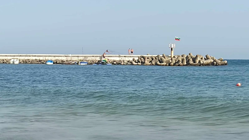 Големи вълни по цялото Черноморие? Показваме ви плаж, на който водата е като тепсия