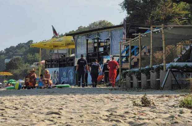 Извадиха две тела от водата на плаж Фичоза край Варна.