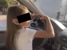 Малко момиченце кара само кола пред КАТ - Пловдив