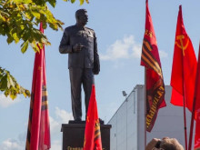 Руски свещеник освети осемметрова статуя на Сталин