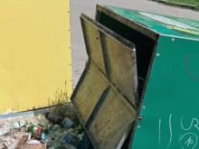 Вандалски акт в Габрово: Обърнаха контейнерите за отпадъци