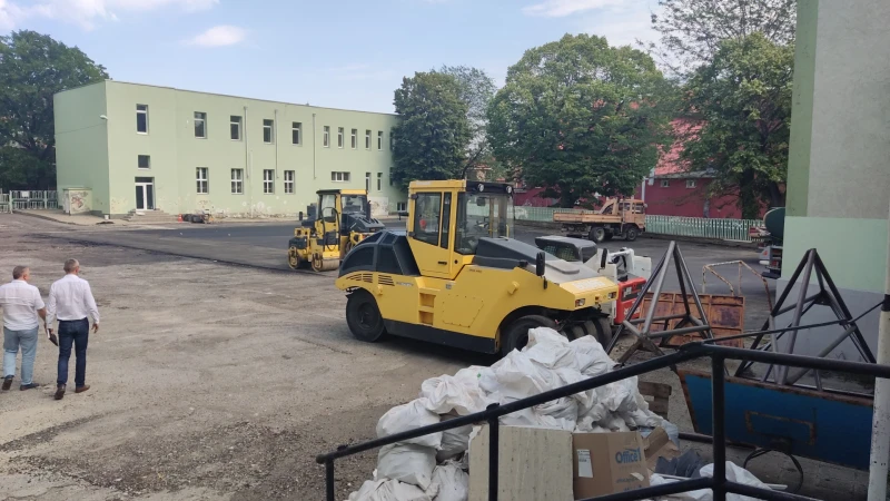 Нов асфалт в двора на училище "П. К. Яворов" в Сливен