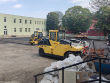 Нов асфалт в двора на училище "П. К. Яворов" в Сливен